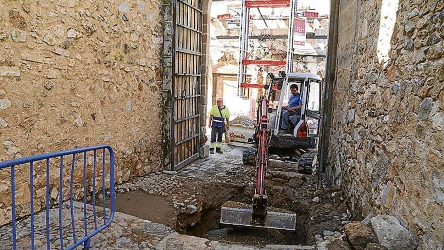 Reparan una avería en la puerta del Capitel