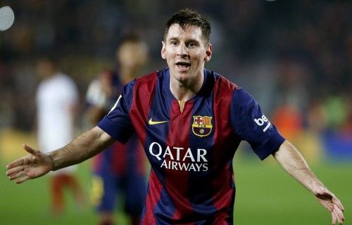 Los futbolistas del Barcelona mantearon a Messi para felicitarle por superar el récord de Zarra