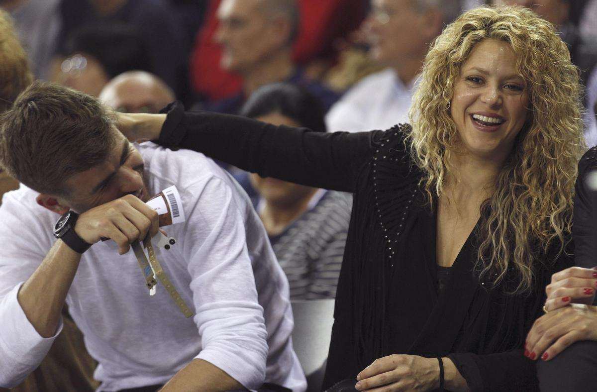 GRA545. BARCELONA, 17/04/2015.- El jugador del FC Barcelona de fútbol Gerard Piqué (i) y la cantante colombiana Shakira, durante el segundo partido de los cuartos de final de la Euroliga de baloncesto entre FC Barcelona y Olympiacos disputado esta noche en el Palau Blaugrana. EFE/Alejandro García