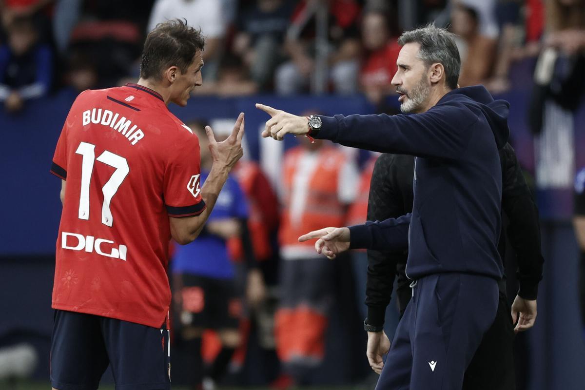 Vicente Moreno da instrucciones a Budimir en el partido contra el Las Palmas.