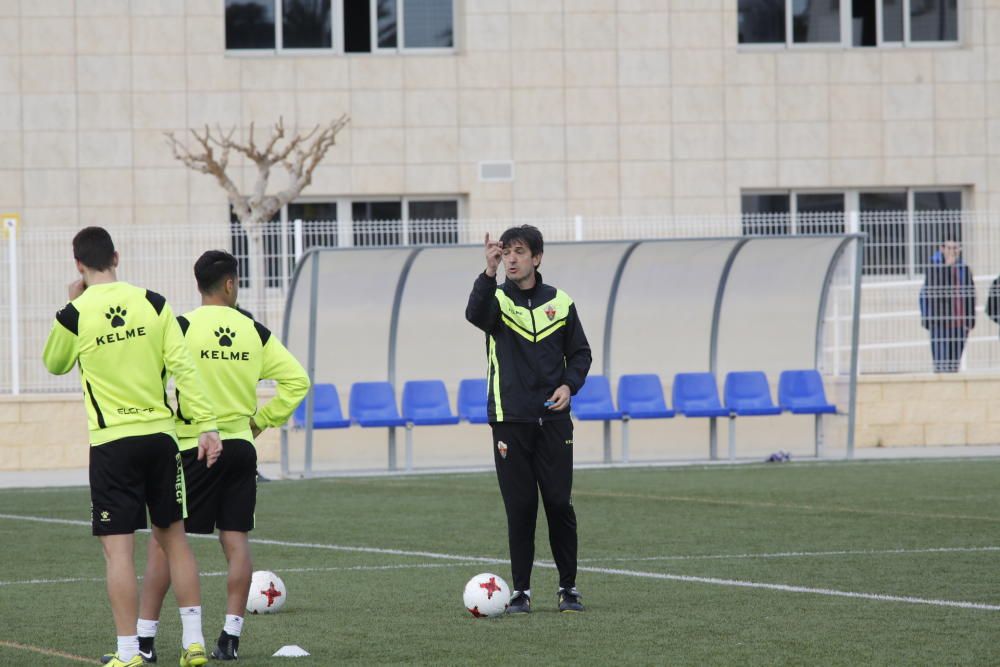 El Elche entrena en un campo de césped artificial