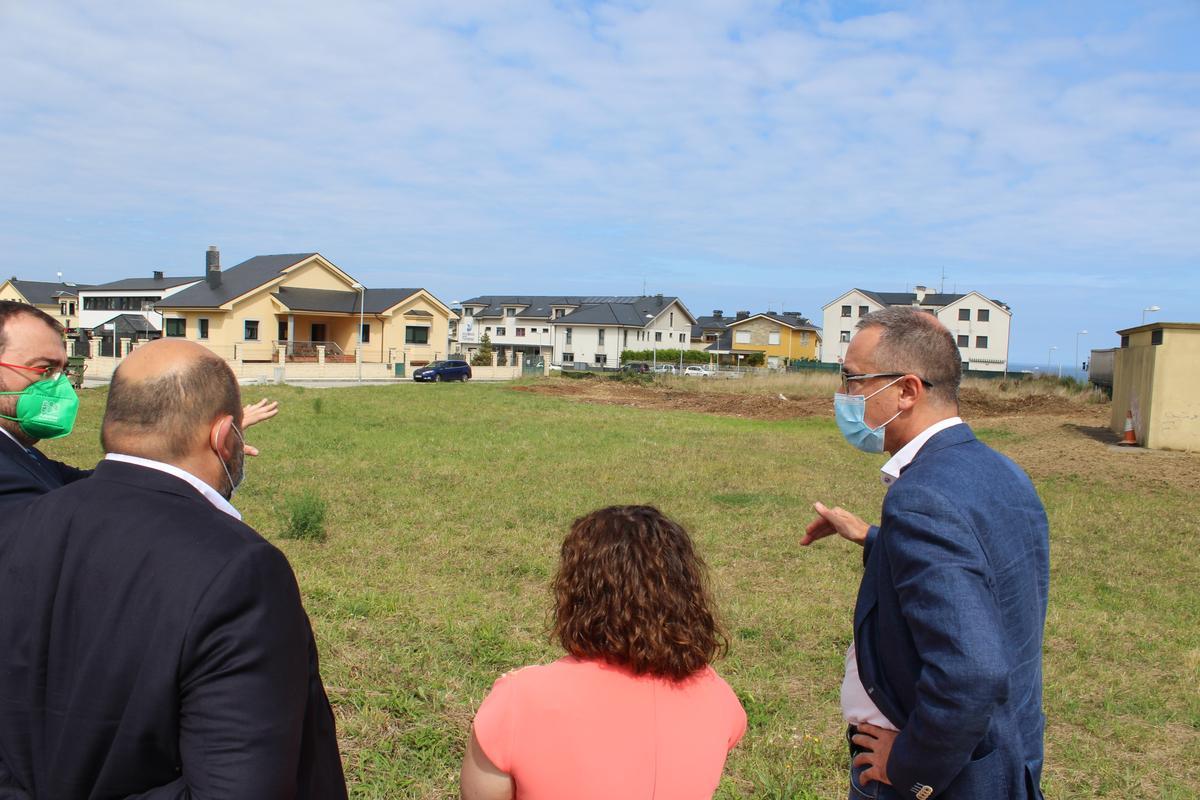 Una visita pasada de los responsables regionales a la finca donde se construirá el centro.