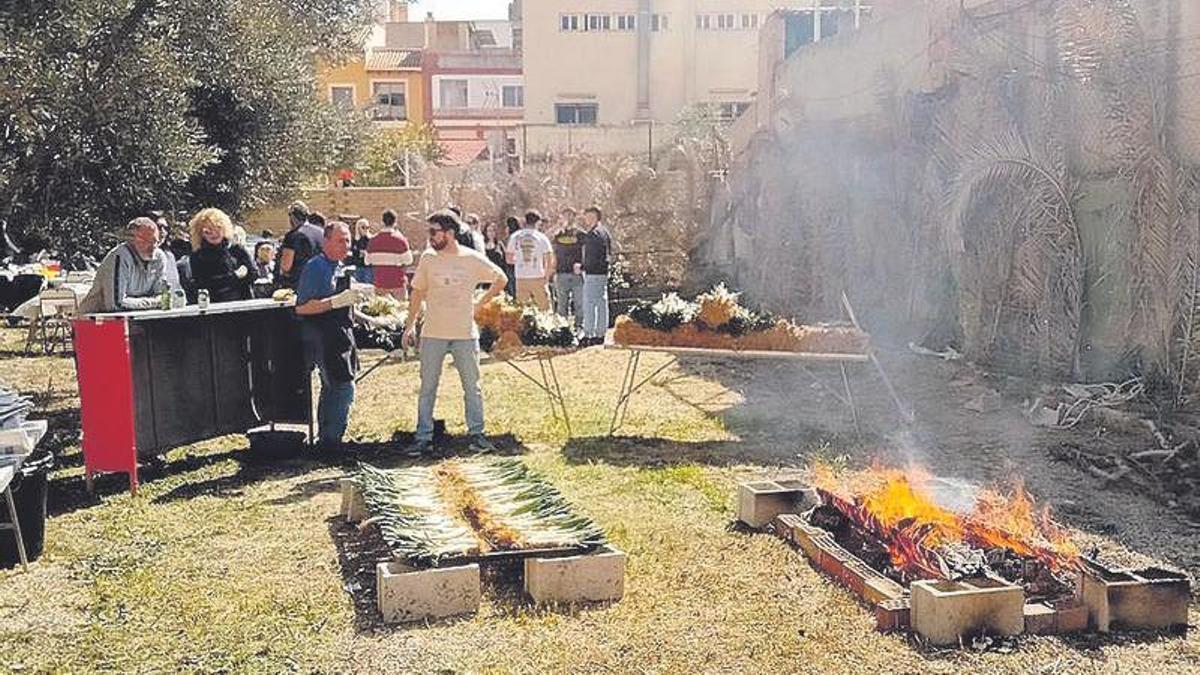 Alrededor de 300 personas participaron en la «calçotada» convocada por la comparsa Kordofán, que llenó su local en esta séptima edición.