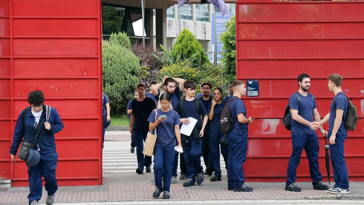 Trabajadores en las puertas de entrada de Stellantis Vigo, en Balaídos.