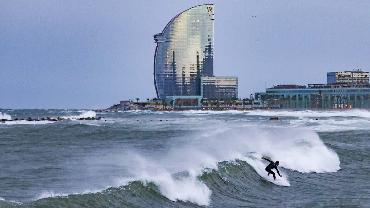 La borrasca Gloria azota las playas de Barcelona. 