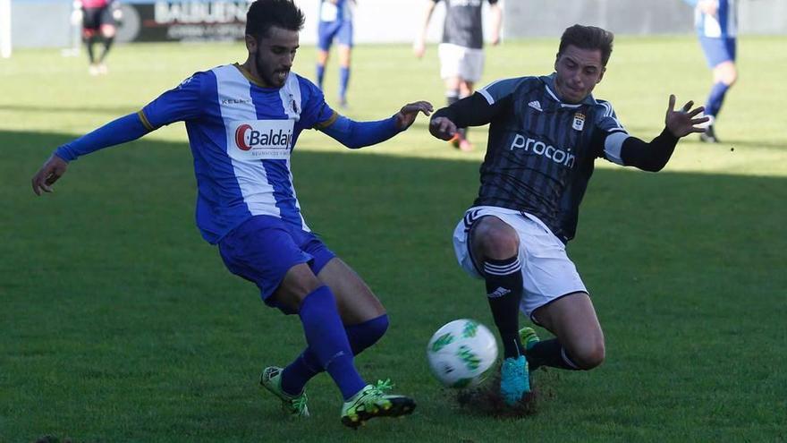 Jose, del Oviedo B, a la derecha, disputa un balón con Álex García, del Avilés.