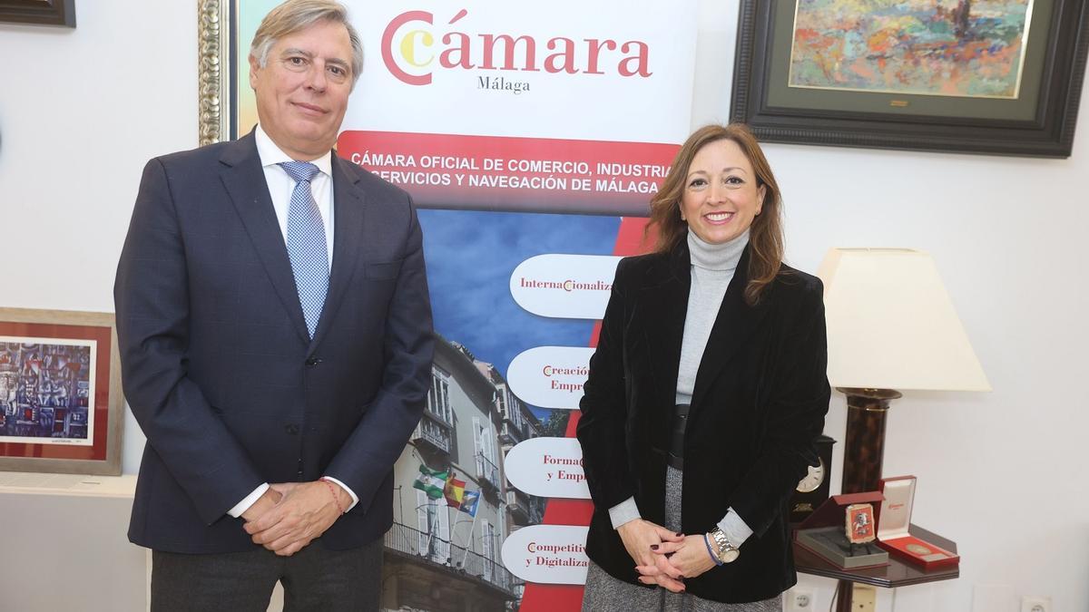 El presidente de la Cámara de Comercio de Málaga, José Carlos Escribano, y la delegada del Gobierno andaluz en Málaga, Patricia Navarro.