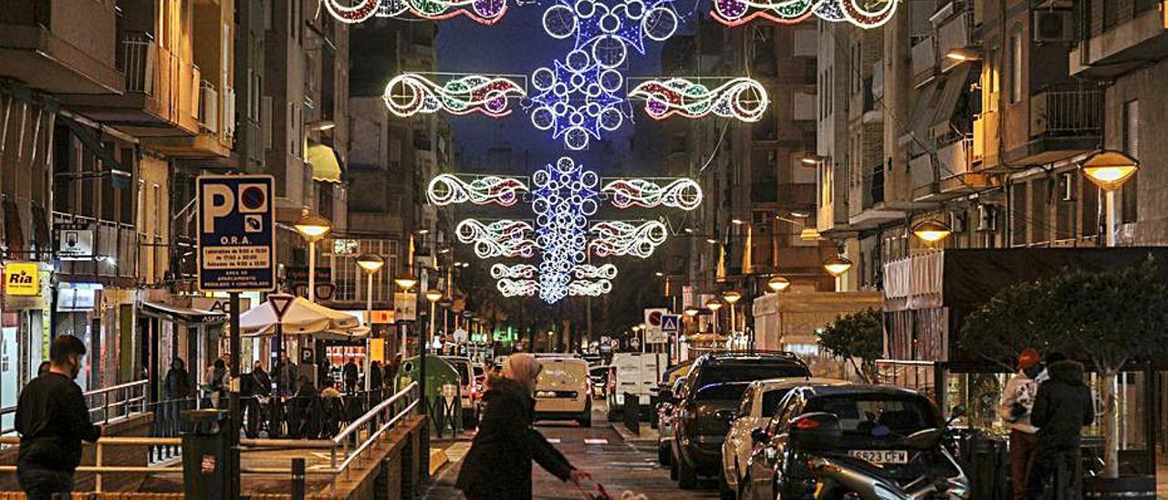 Una calle de Elche con decoración navideña. | ANTONIO AMORÓS