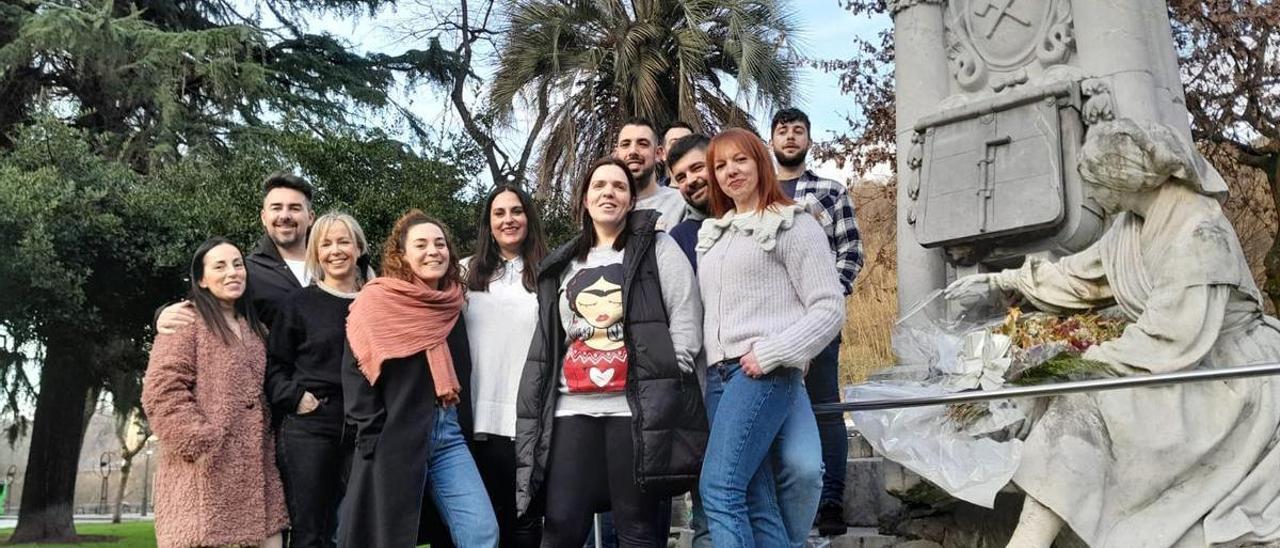 Los integrantes de la directiva de la nueva asociación de festejos, junto al monumento de la Carbonera de Sama.