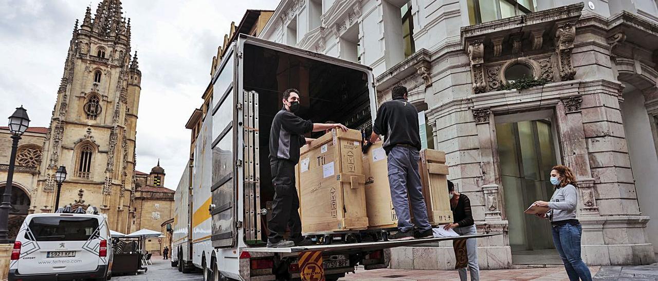 Llegada de las obras ayer por la tarde al Museo de Bellas Artes. | Irma Colllín