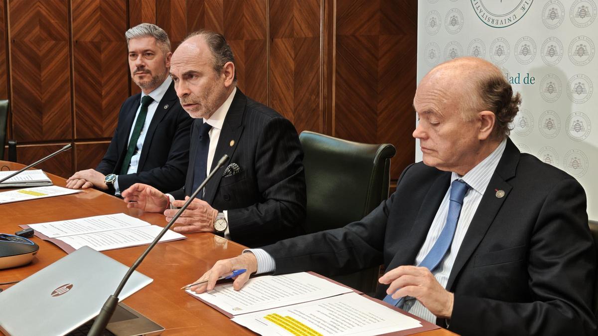 Por la izquierda, Daniel Santos, delegado del Rector para Alianzas Internacionales; Ignacio Villaverde, rector de la Universidad, y Alfonso López Muñiz, vicerrector de Estudiantes y Empleabilidad.