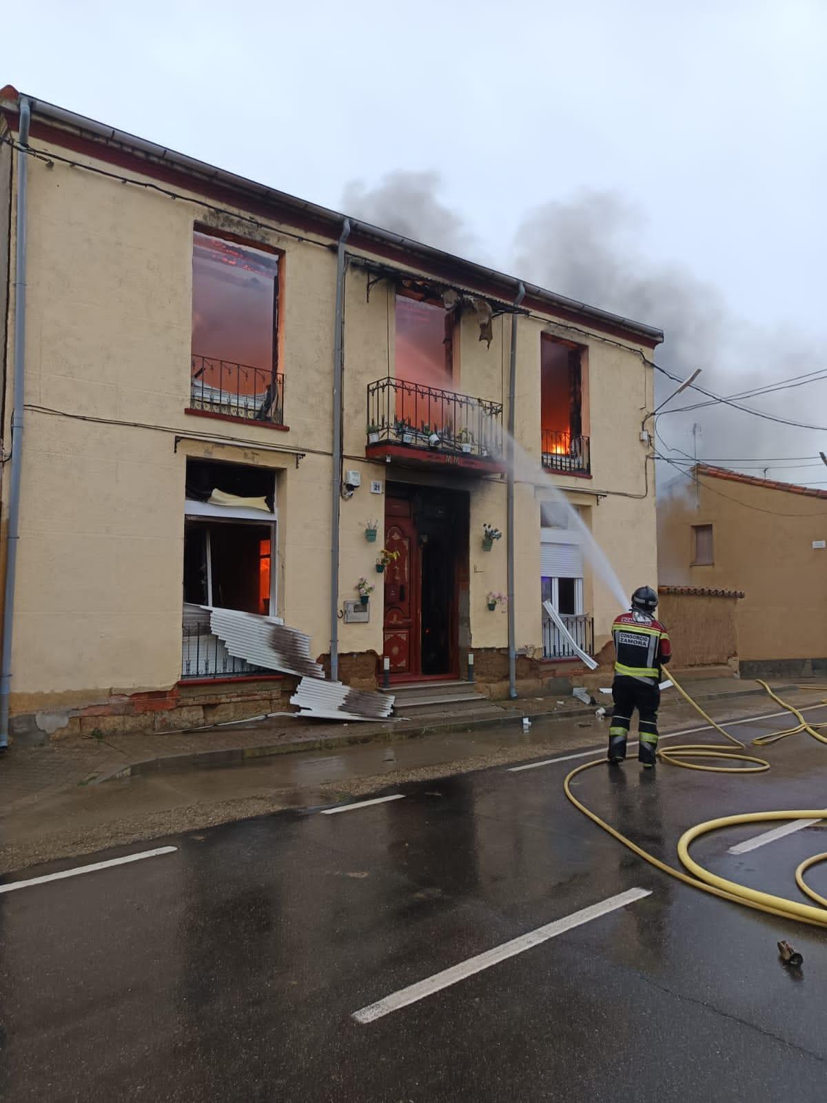 Incendio en Algodre. Actuación de los bomberos del Consorcio.