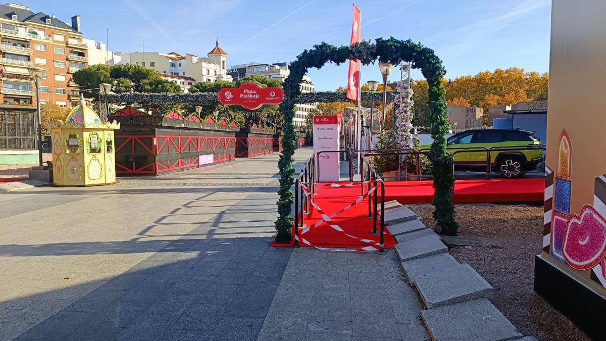 Puestos y pista de hielo cerradas en el mercado navideño de Colón.