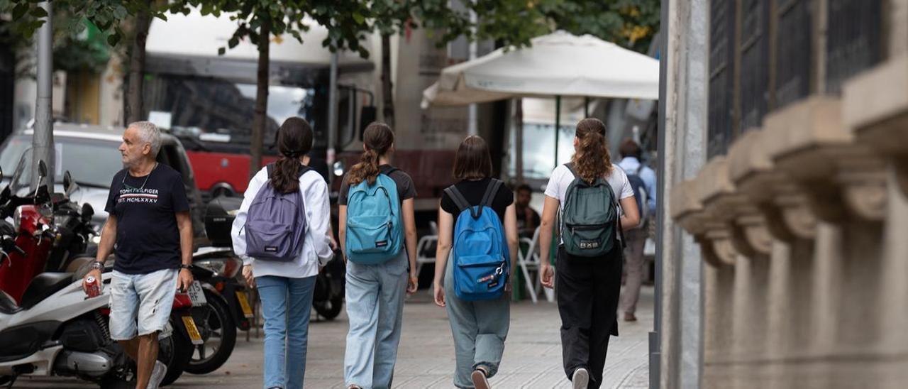 Niñas a la salida del colegio.