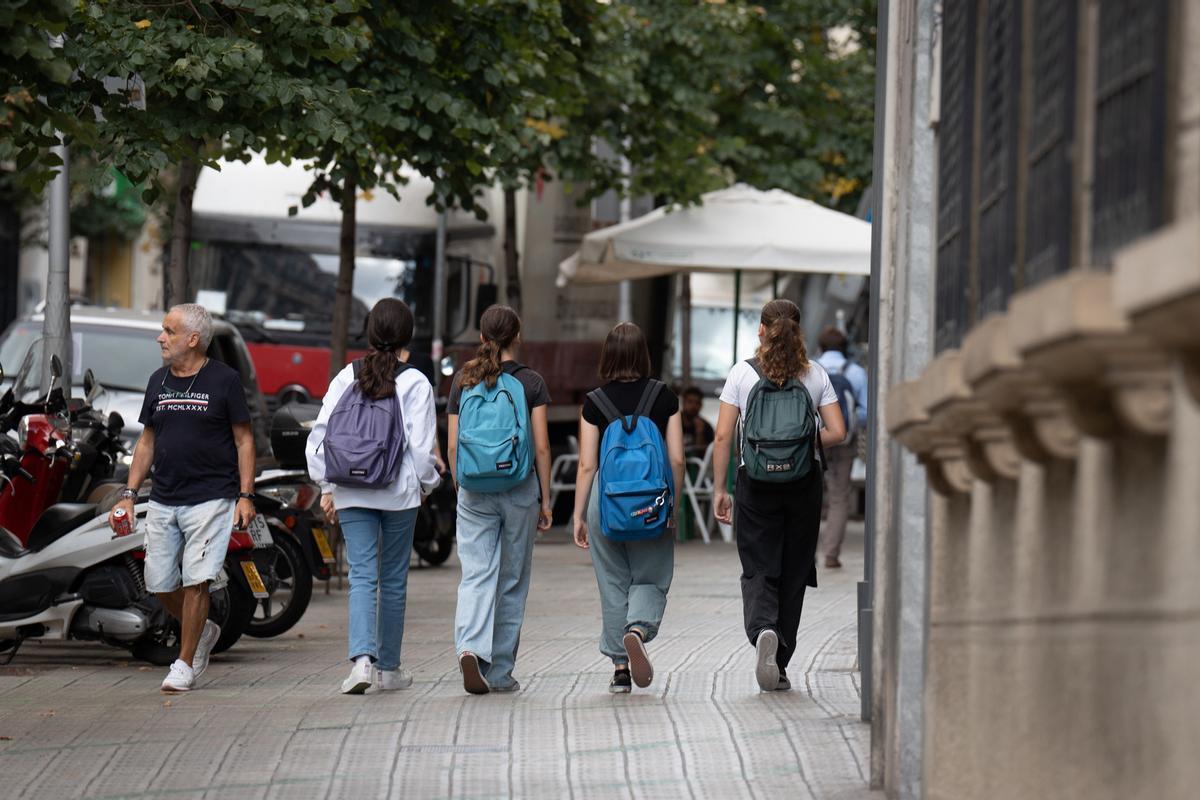 Niñas a la salida del colegio.