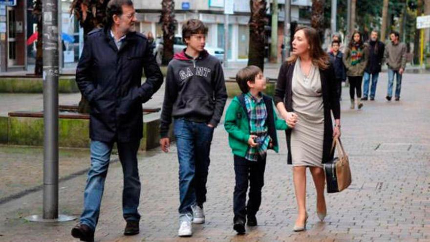 Rajoy y su esposa con sus hijos Mariano y Juan, se dirigen a la comida de Navidad en Pontevedra. / G. S.