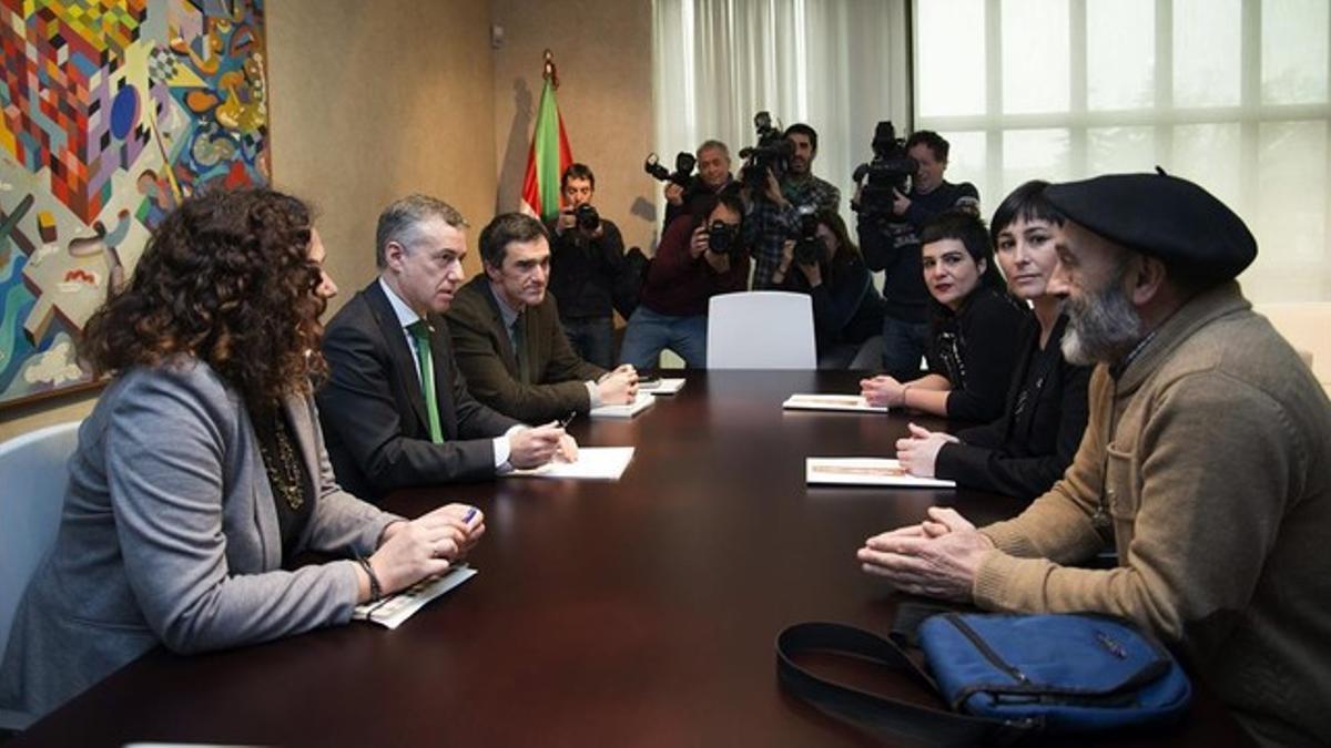 El lendakari Iñigo Urkullu recibe, este miércoles, a familiares de los presos de ETA.