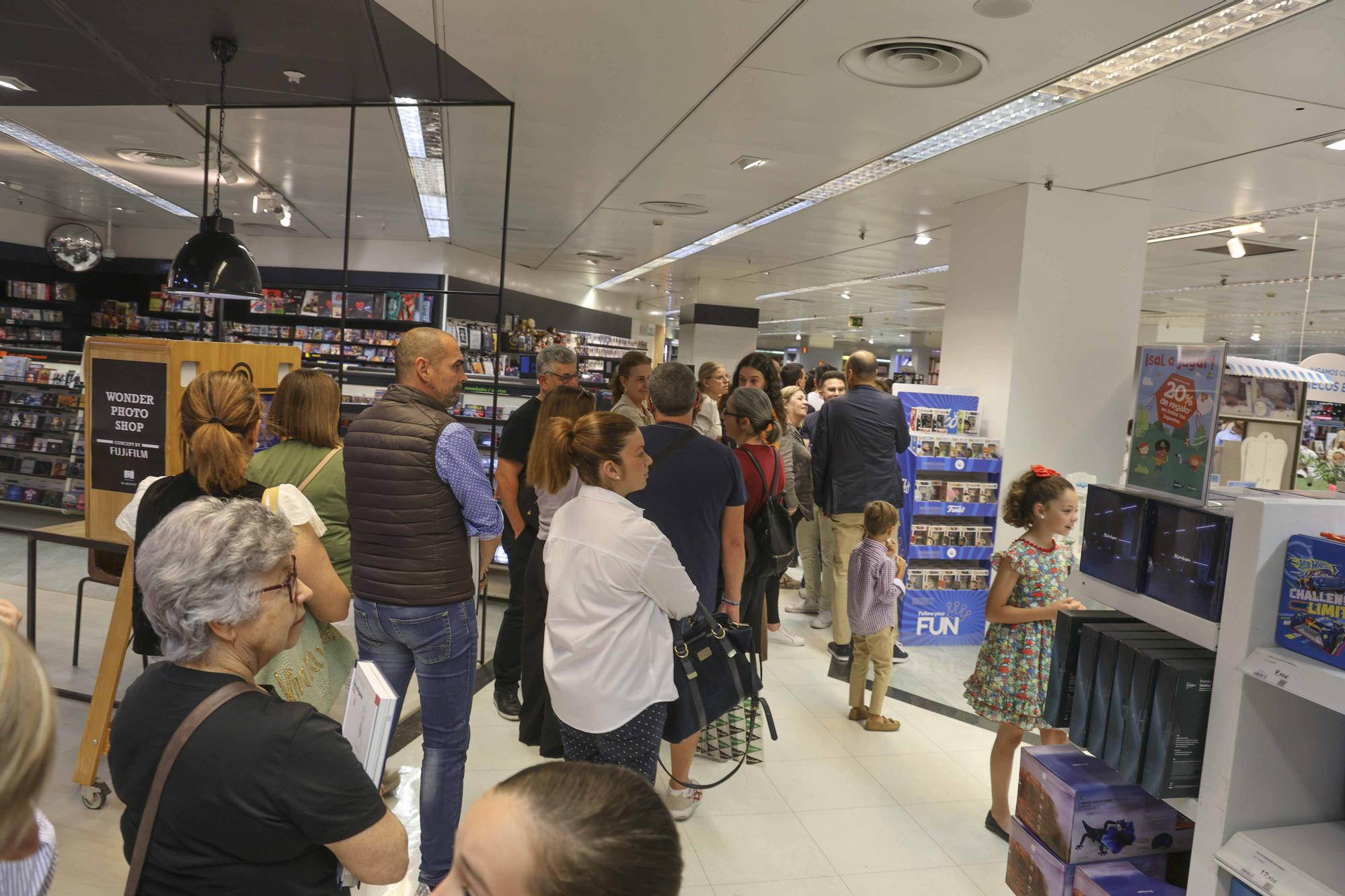 Les Belleas del Foc y sus Damas de Honor firman el Festa de Fogueres en El Corte Inglés