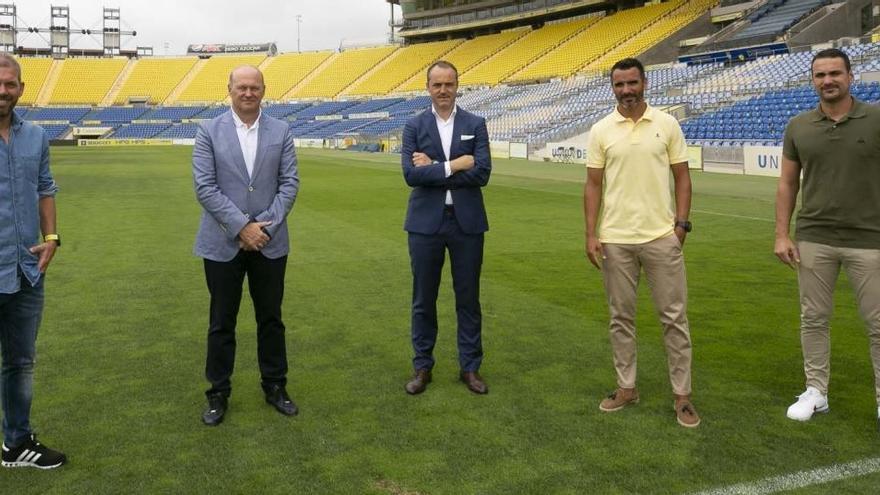 Pepe Mel, junto a Helguera, David Gómez -preparador físico-, Ángel López o el preparador de porteros, Yepes.