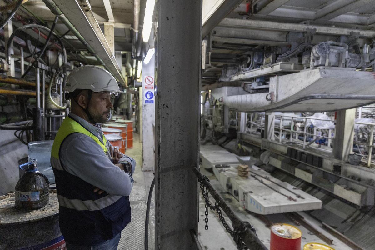 En el interior de la tuneladora de la L9 del metro