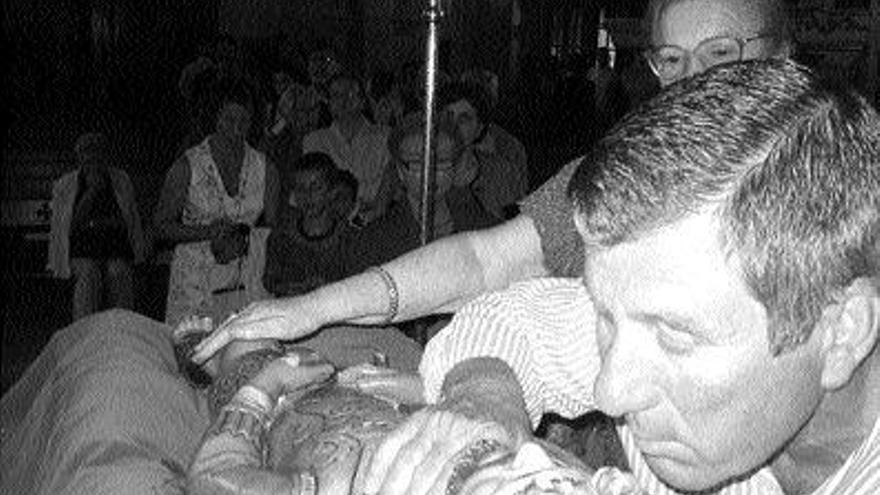 Los asistentes a la Misa de los Enfermos besaron después la imagen expuesta del Santo. / E.G.