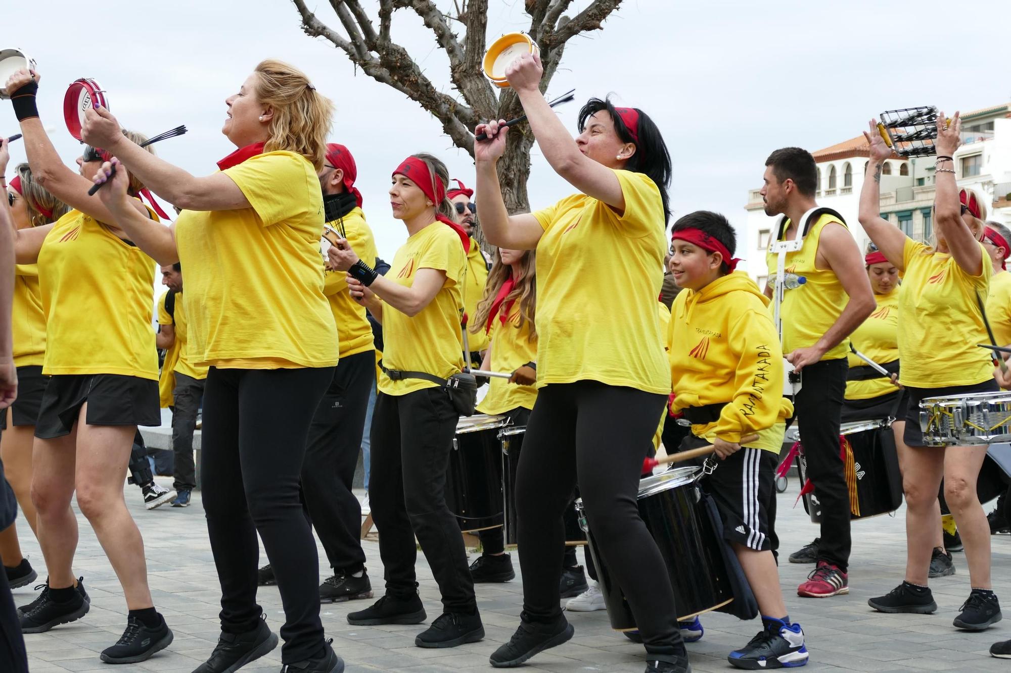 La Batuscala celebra 10 anys desembarcant a la platja de les Barques de l'Escala