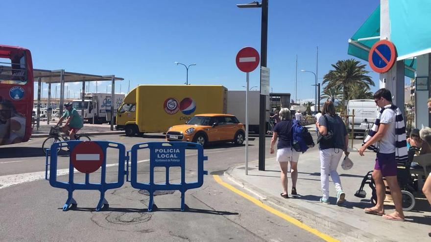 Una señal de prohibición impide desde ayer a los vehículos acceder a la primera línea.