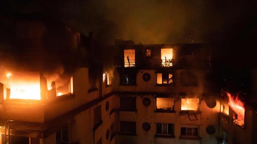 Al menos 10 muertos en el incendio de un edificio de París