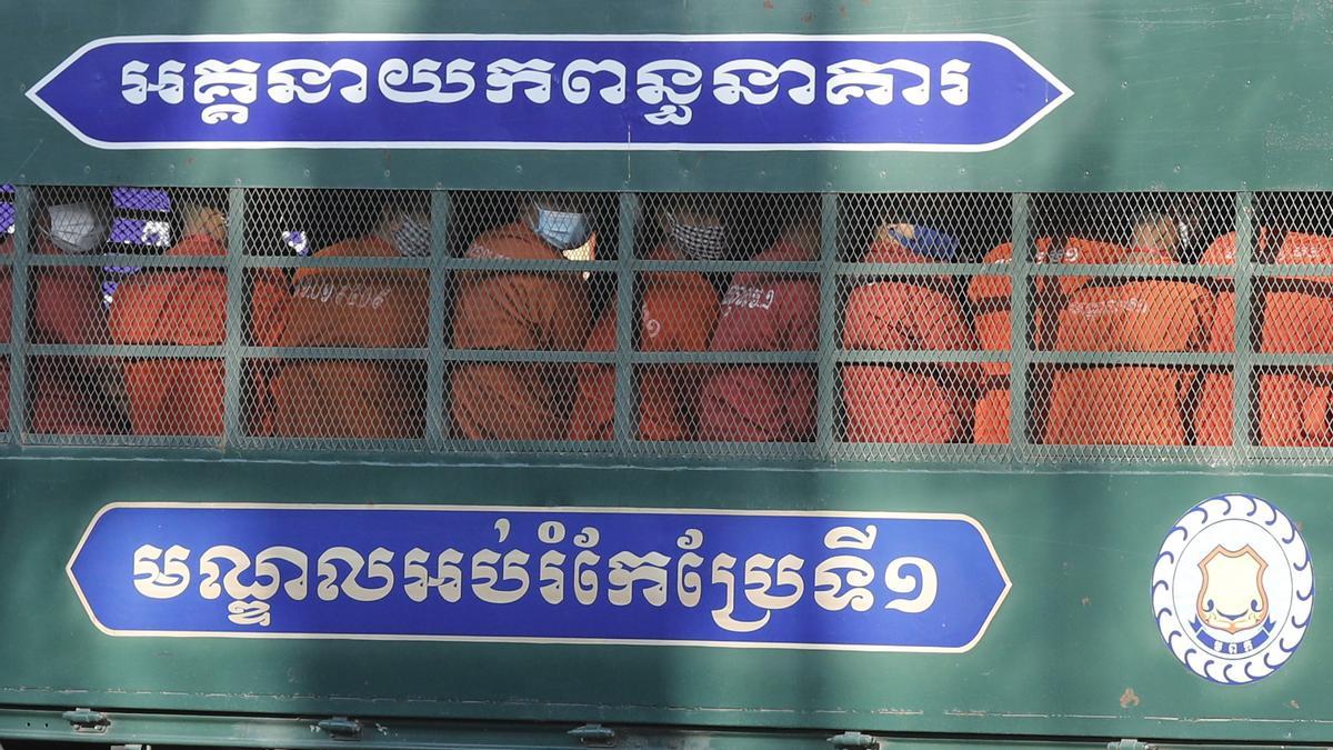 Opositores camboyanos son conducidos al tribunal que los juzga en Phnom Penh