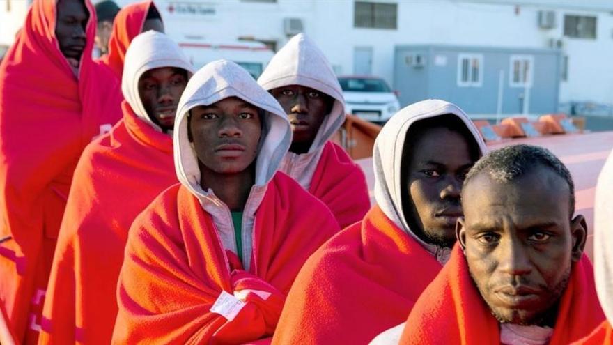 Rescatadas cerca de un centenar de personas de dos pateras en el mar de Alborán