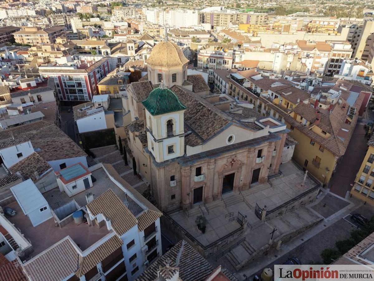 Torre, cúpula y tejados de la iglesia de Santiago después de su restauración.