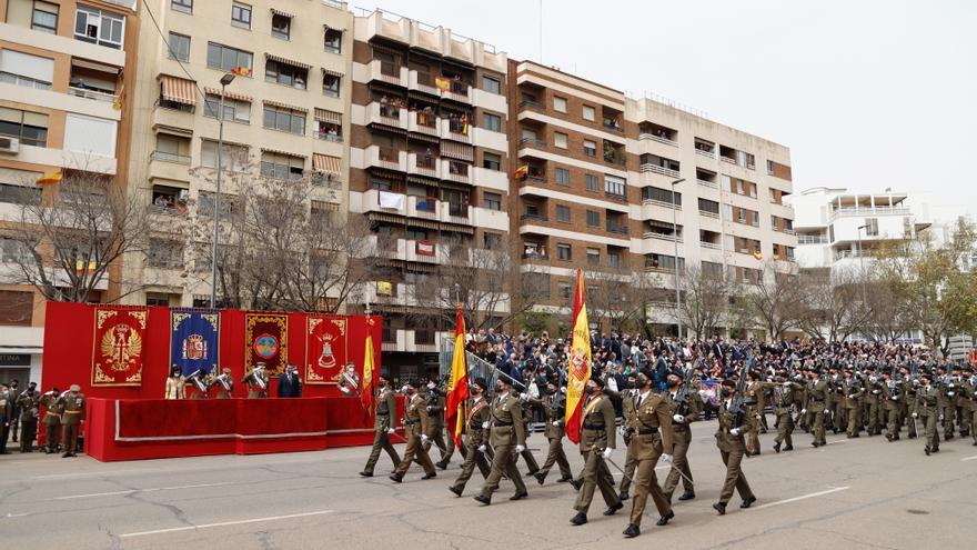 Más de 600 civiles juran bandera en un acto militar de la Brigada Guzmán el Bueno en Córdoba