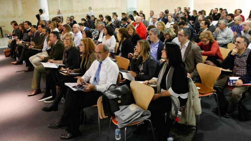 Abogados de la capital y la provincia minutos antes de iniciarse el curso.