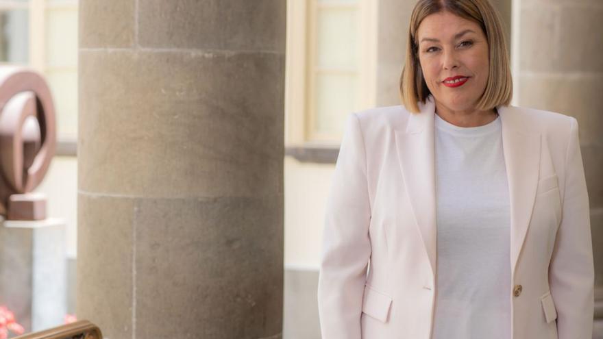 Astrid Pérez, presidenta del Parlamento de Canarias, en el patio de la primera institución del Archipiélago.