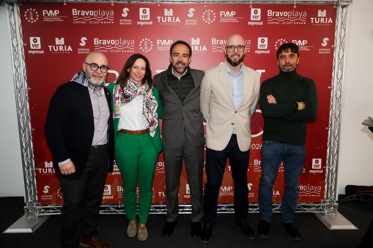 Alcaldes y alcaldesas copan el tercer día de balcón fallero de Levante-EMV