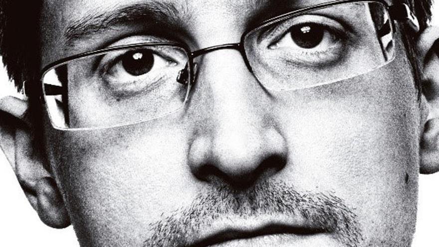 Edward Snowden en la portada del llibre de les seves memòries