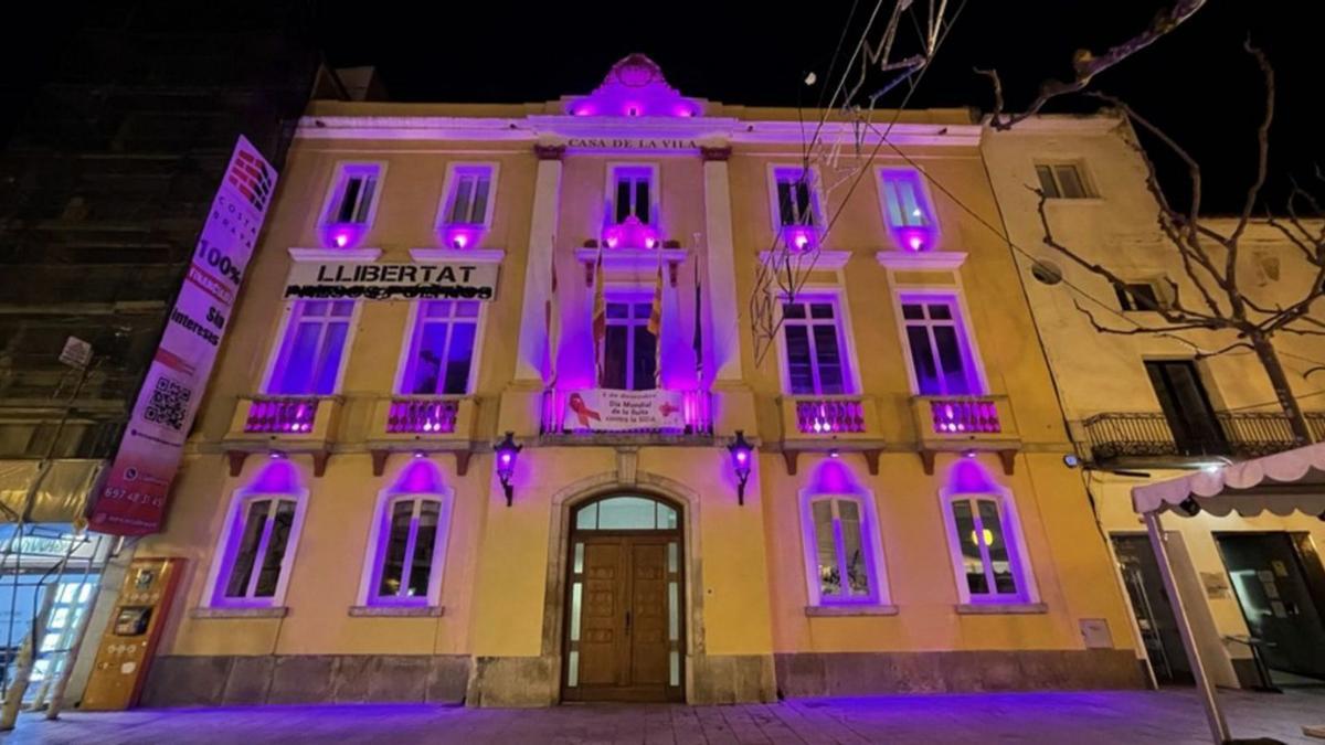 L’ajuntament de Blanes amb una pancarta amb llaços vermells, per commemorar el dia. | AJUNTAMENT DE BLANES