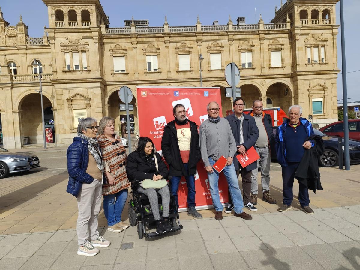 Integrantes de la candidatura de IU, junto al diputado nacional Félix Alonso (cuarto por la derecha).