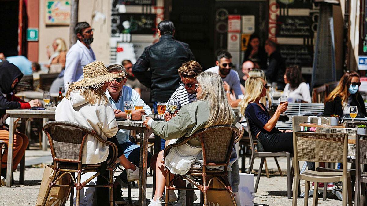 Terraza de la plaza del Parque hace unas semanas. | TONI ESCOBAR