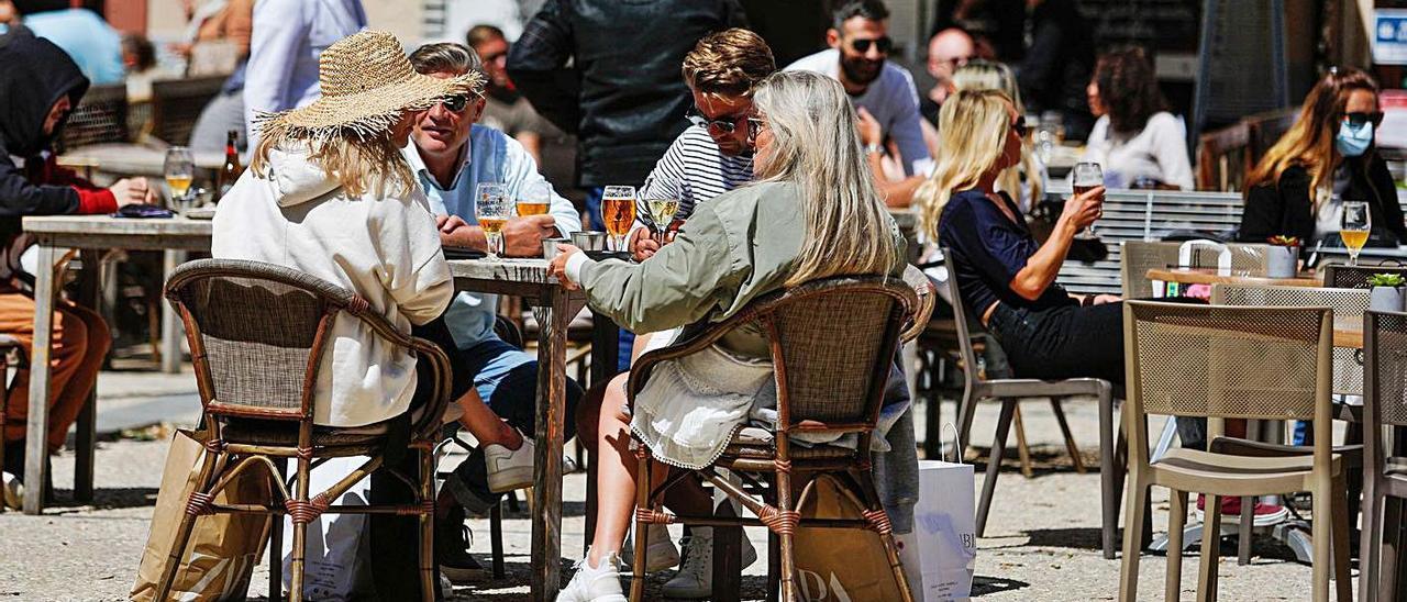 Terraza de la plaza del Parque hace unas semanas. | TONI ESCOBAR