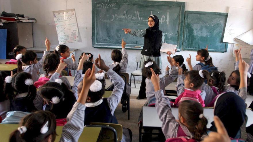 HEBRON (CISJORDANIA) Niños palestinos estudian en una escuela de la UNRWA