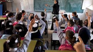 HEBRON (CISJORDANIA) 04.09.06.: Niños palestinos estudian sin profesor en una escuela