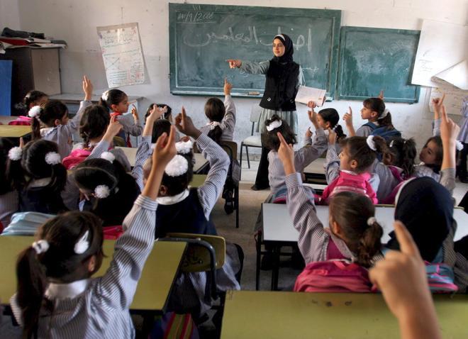 HEBRON (CISJORDANIA) 04.09.06.: Niños palestinos estudian sin profesor en una escuela