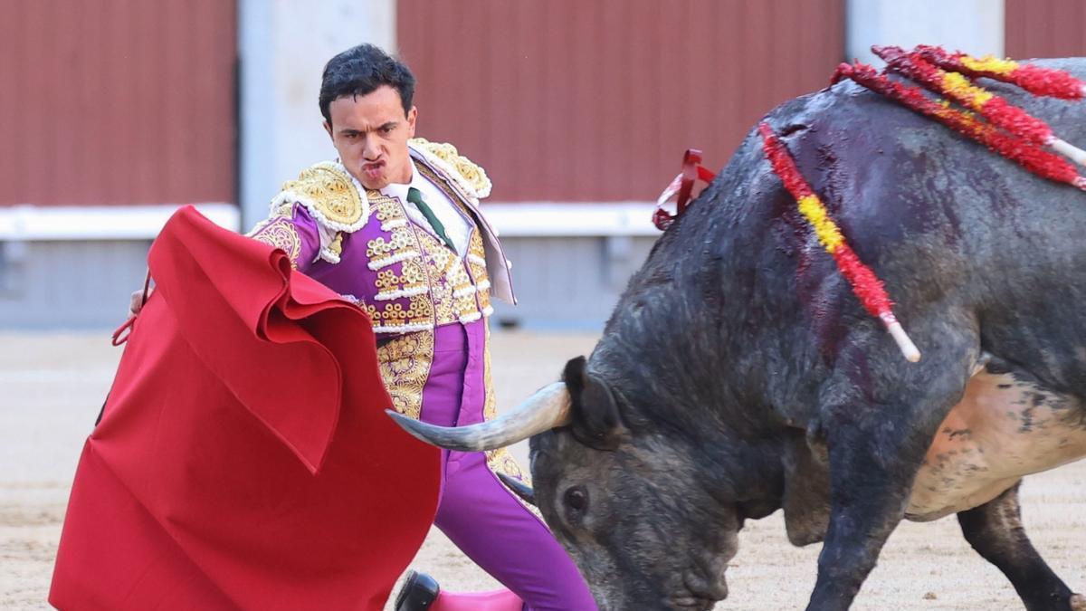 El diesto colombiano Juan de Castilla da un pase al primero de su lote.