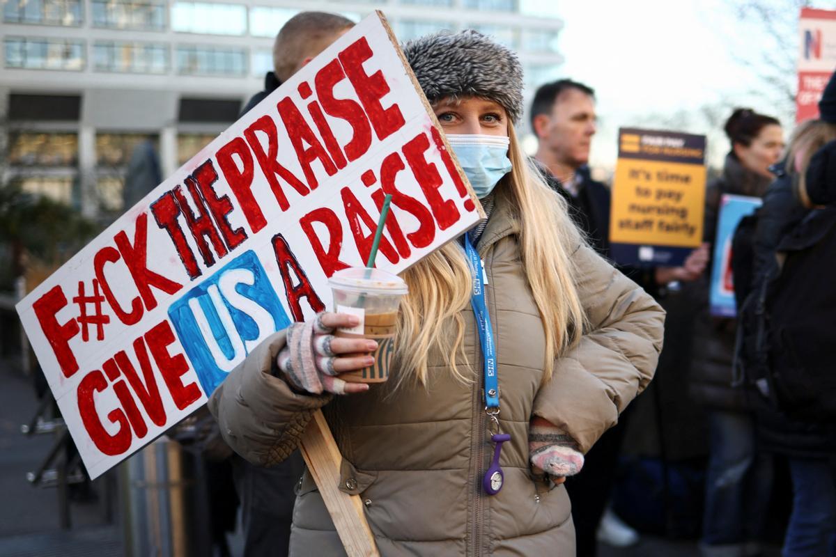 Protesta de enfermeras del sistema de salud público del Reino Unido (NHS, por sus siglas en inglés), frente al Hospital St. Thomas de Londres. Reclaman recibir un salario digno acorde con el trabajo que realizan.