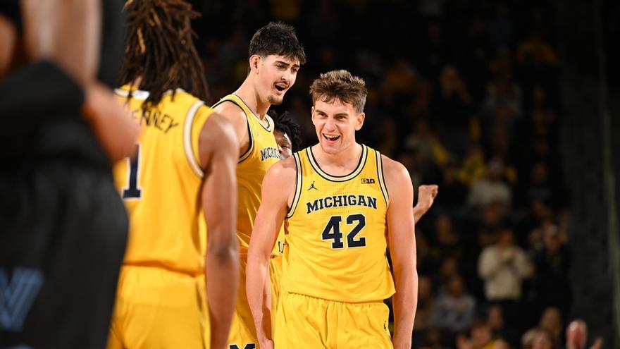 Aday Mara celebra la victoria del Michigan ante el Villanova junto a sus compañeros.