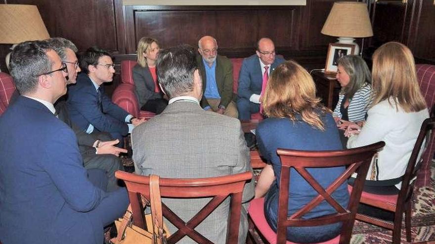 Imagen de la reunión mantenida entre el Foro y ZFV. // D.P.