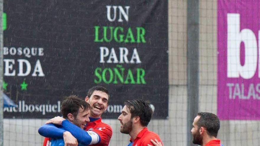 Calvillo, Castiello y Omar felicitan a Álvaro Cuello tras el segundo tanto del Langreo.