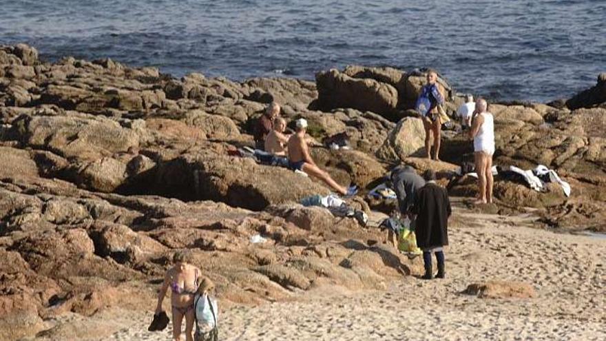 Un grupo de bañistas invernales en la playa de Riazor. / víctor echave