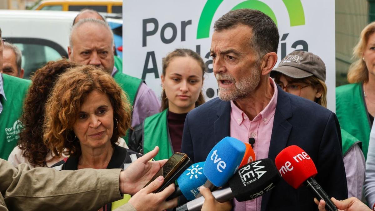 Antonio Maíllo, en la atención a medios este sábado en Algeciras.